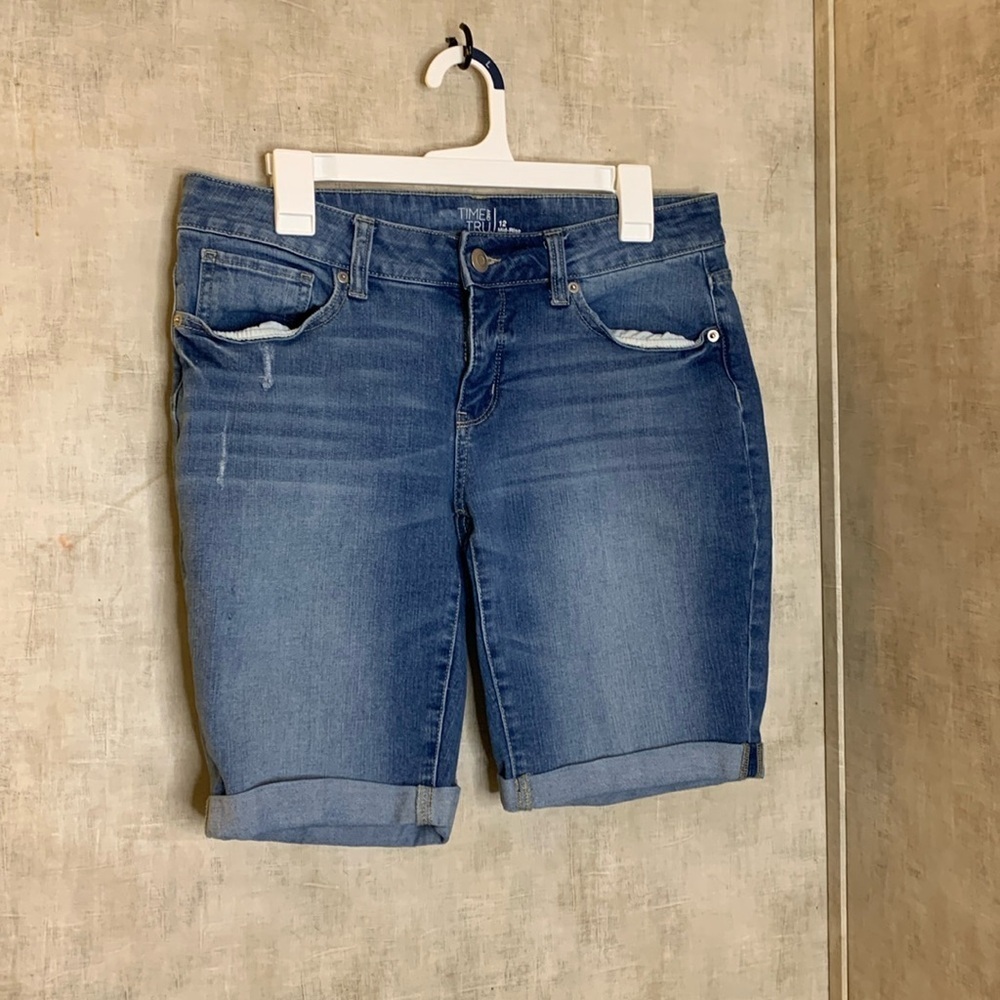 Time & Tru women’s mid rise shorts size 12